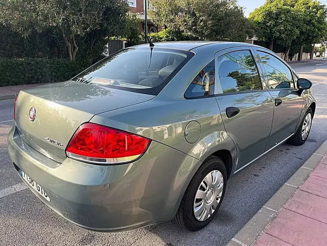Usado Fiat Linea Active 77 CV (56 kW) 2010 Gris / plata Berlina
