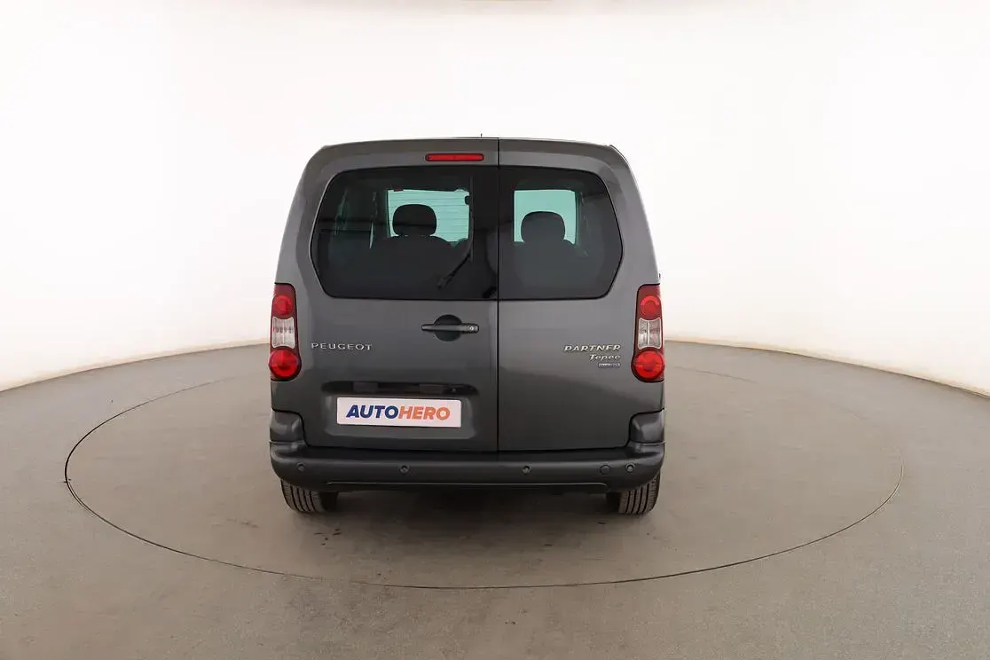 Usado Peugeot TePee Active 120 CV (88 kW) 2016 Gris Monovolumen