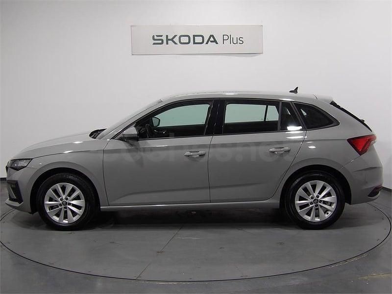 Usado Skoda Scala Essence 95 CV (69 kW) 2024 Gris / plata Utilitario