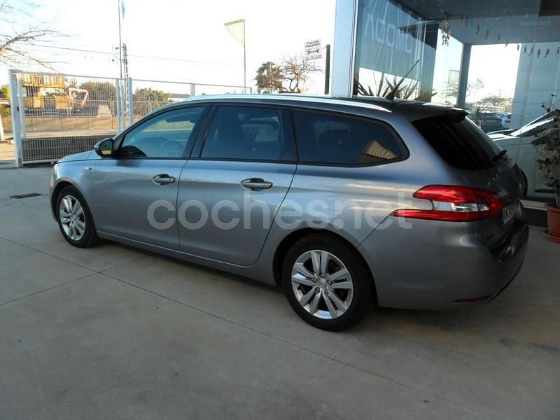 Usado Peugeot 308 SW Style 120 CV (88 kW) 2017 Gris / plata Familiar