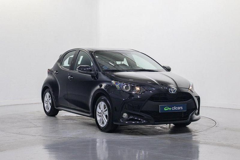 Usado Toyota Yaris Hybrid Business Edition 116 CV (85 kW) 2023 Negro Berlina