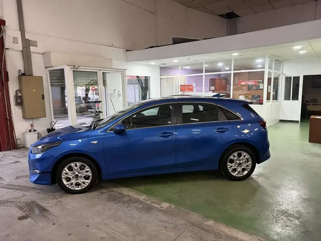 Usado Kia Ceed 136 CV (100 kW) 2022 Azul Utilitario