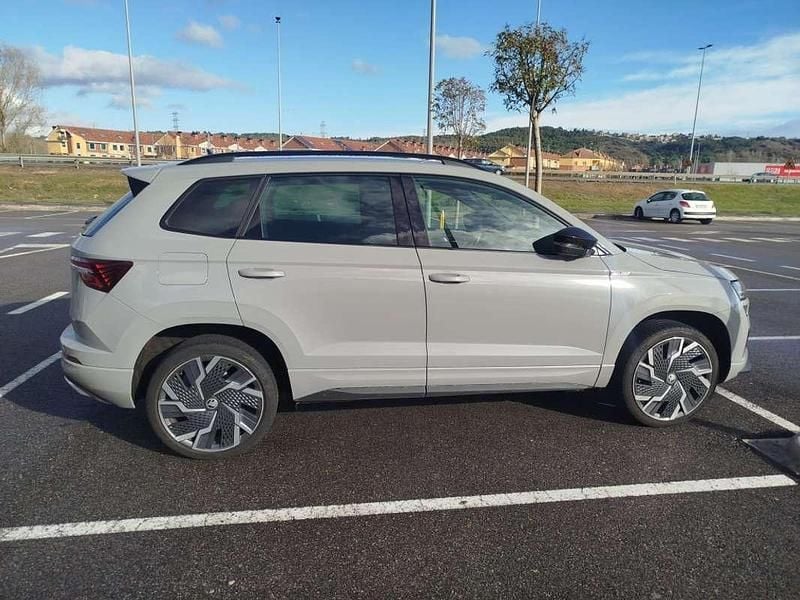 Usado Skoda Karoq SportLine 150 CV (110 kW) 2023 Gris SUV