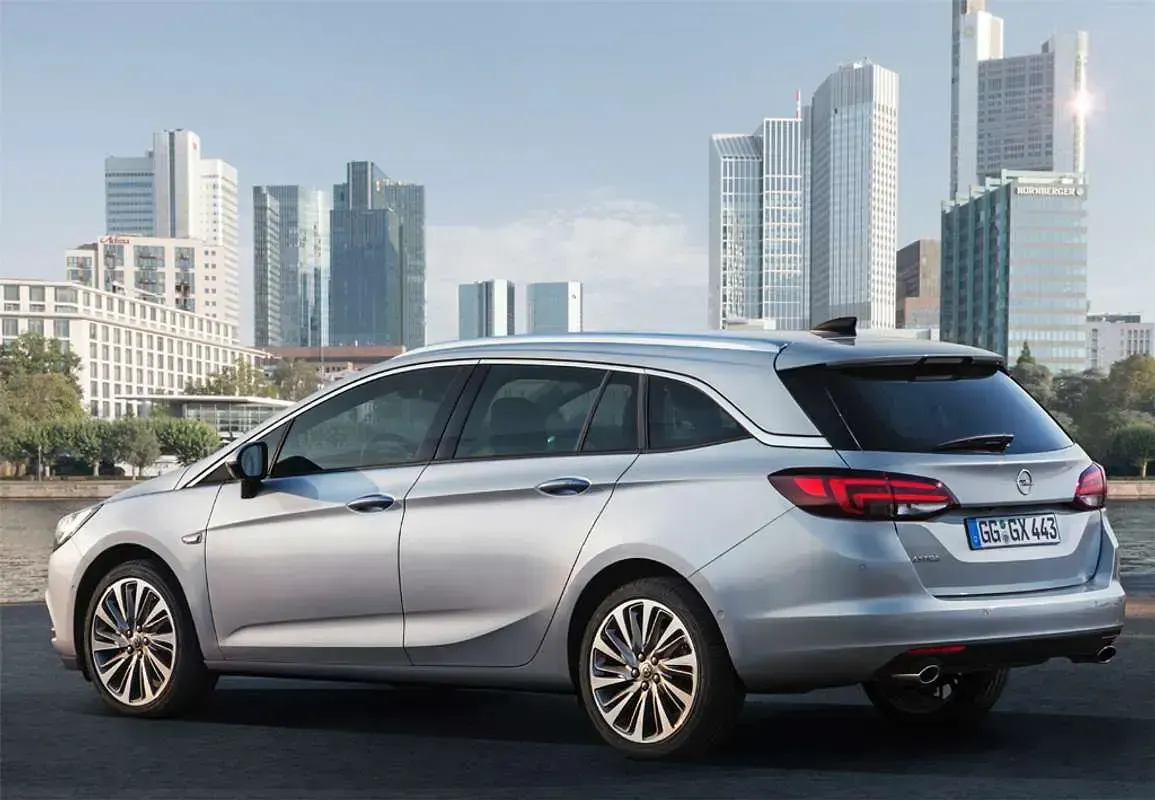 Usado Opel Astra Excellence 150 CV (110 kW) 2017 Gris Familiar