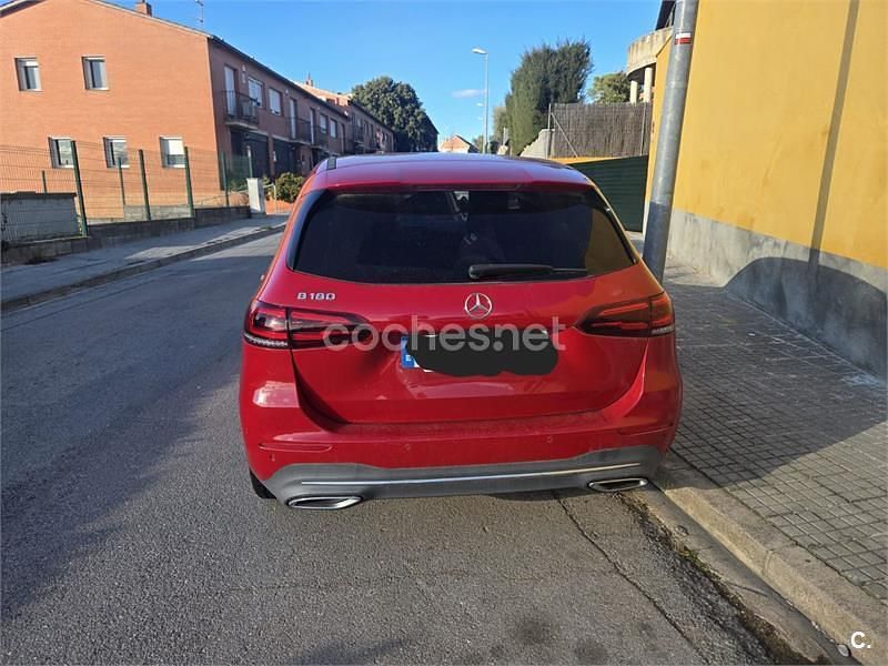 Usado Mercedes B180 136 CV (100 kW) 2021 Rojo Monovolumen