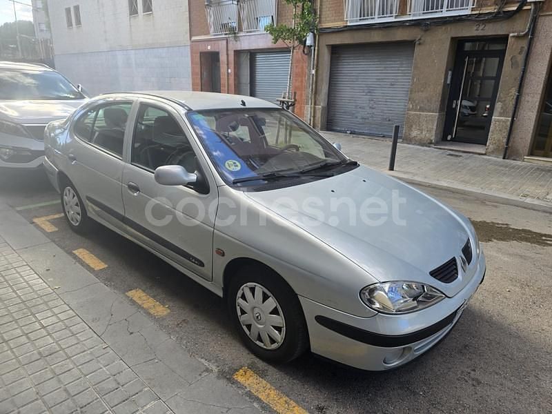 Gris / plata Usado 2003 Renault Mégane II Authentique Berlina | 2700 € (Precio justo) - Imagen 1/4