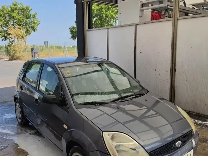 Usado Ford Fiesta Ambiente 68 CV (50 kW) 2004 Azul Utilitario