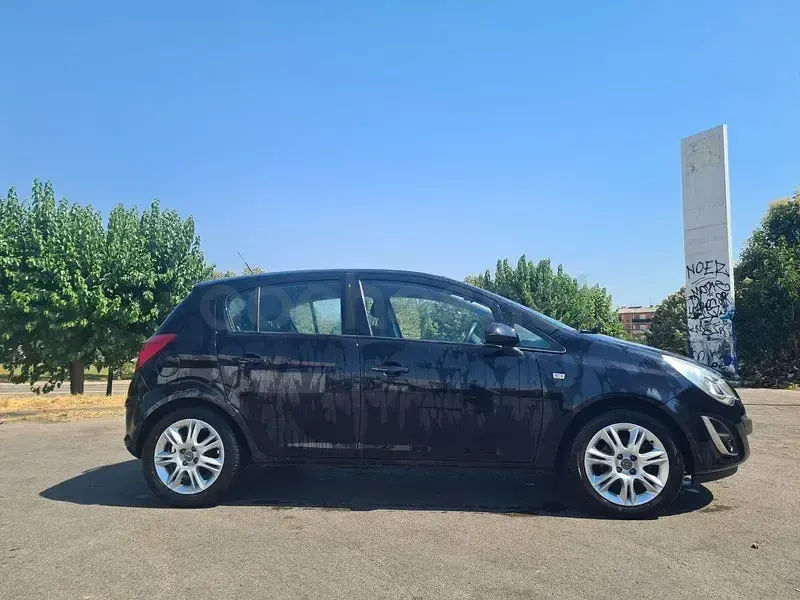 Usado Opel Corsa Selective 85 CV (62 kW) 2013 Negro Utilitario