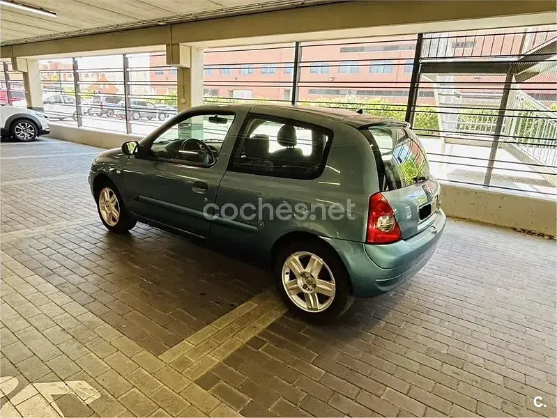 Usado Renault Clio II Dynamique 85 CV (62 kW) 2005 Azul Berlina