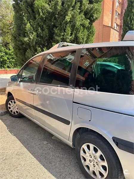 Usado Peugeot 807 109 CV (80 kW) 2004 Gris / plata Monovolumen