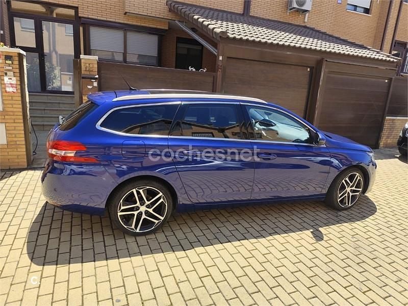 Usado Peugeot 308 SW Allure 120 CV (88 kW) 2018 Azul Familiar