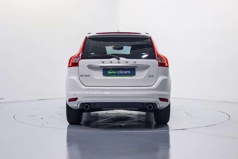 Usado Volvo XC60 R-Design Momentum 190 CV (139 kW) 2016 Blanco SUV