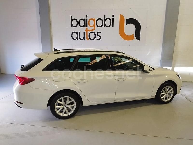 Usado Seat Leon Style 115 CV (84 kW) 2021 Blanco Familiar