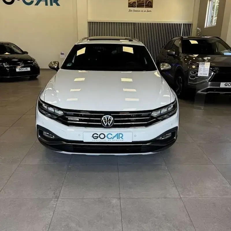 Usado VW Passat Alltrack 200 CV (147 kW) 2022 Blanco Familiar