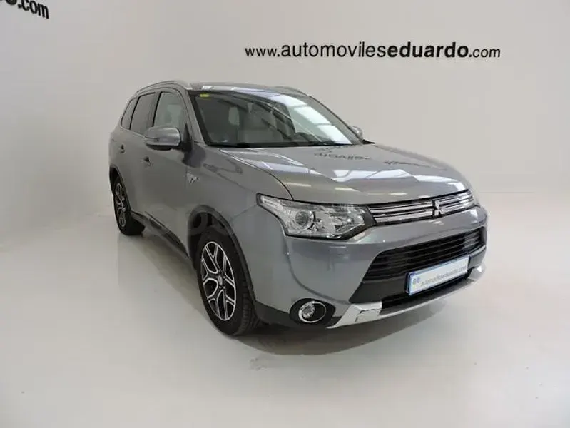 Usado Mitsubishi Outlander P-HEV 203 CV (149 kW) 2015 Gris / plata SUV