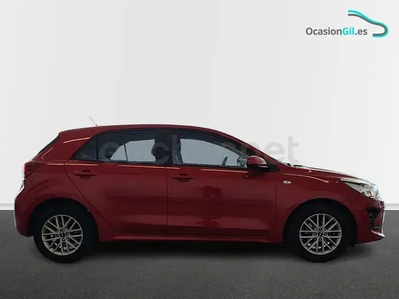 Usado Kia Rio 100 CV (73 kW) 2022 Rojo Berlina