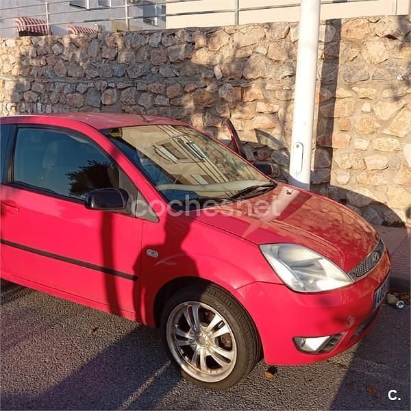 Usado Ford Fiesta Sport 90 CV (66 kW) 2005 Rojo Utilitario