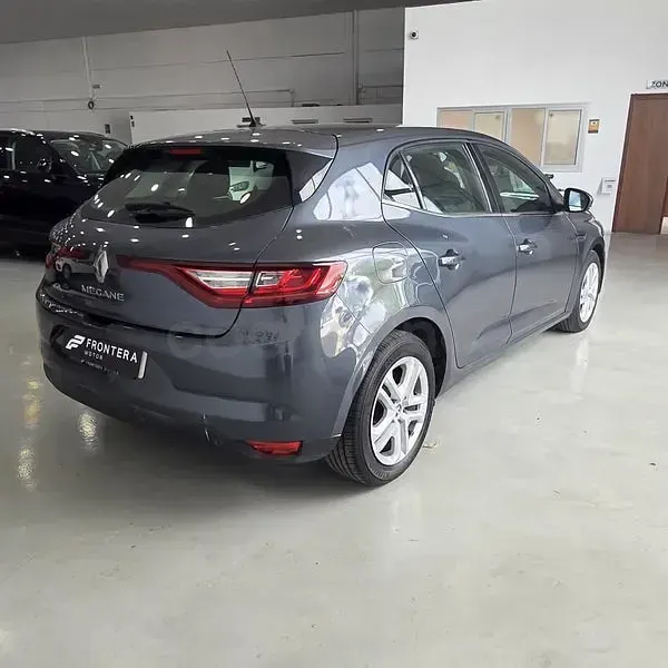 Usado Renault Mégane Business 95 CV (69 kW) 2020 Gris / plata Berlina