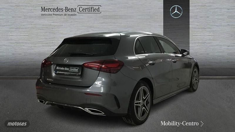 Usado Mercedes A180 AMG line 116 CV (85 kW) 2024 Gris montaña Berlina