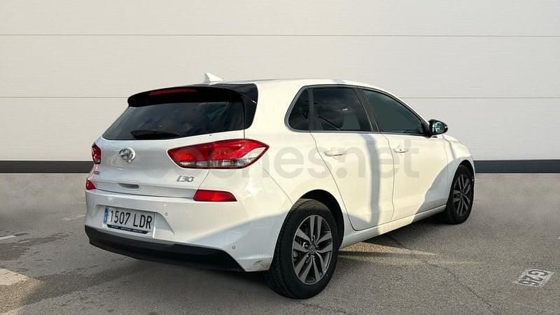 Usado Hyundai i30 120 CV (88 kW) 2019 Blanco Berlina