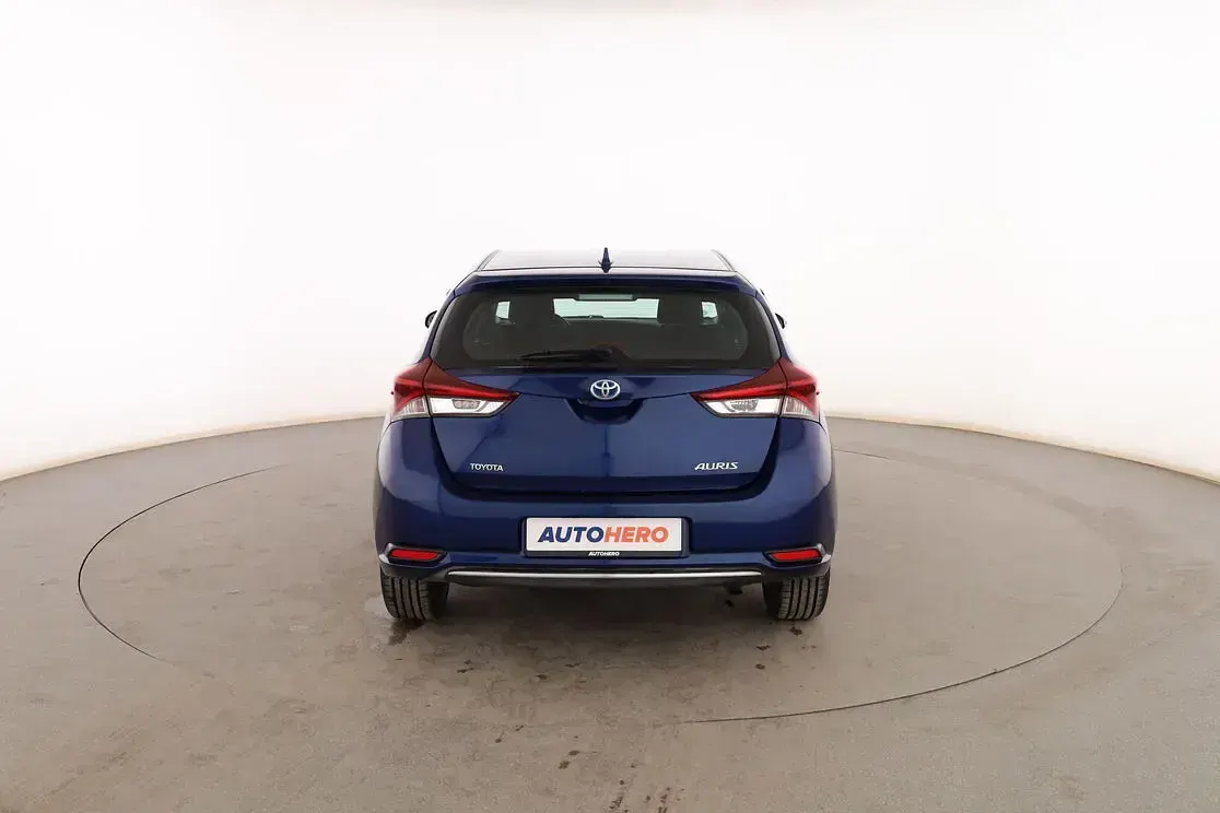 Usado Toyota Auris Hybrid Advance 136 CV (100 kW) 2016 Azul Utilitario