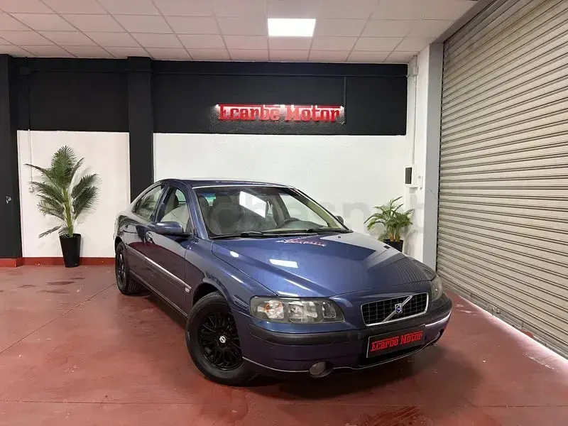 Usado Volvo S60 Momentum 140 CV (102 kW) 2004 Azul Berlina