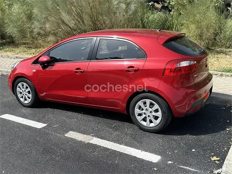 Usado Kia Rio 85 CV (62 kW) 2014 Rojo Berlina