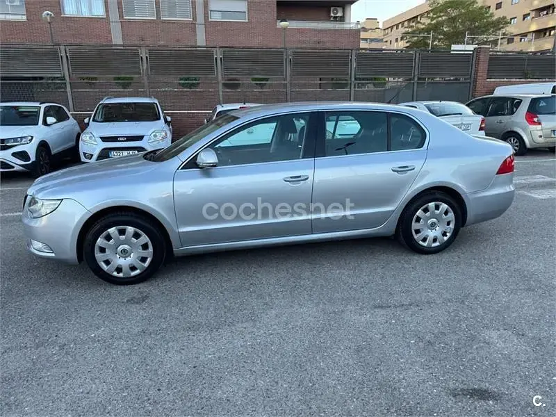 Usado Skoda Superb Elegance 140 CV (102 kW) 2009 Gris / plata Berlina