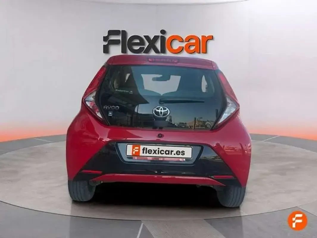 Usado Toyota Aygo X-play 72 CV (52 kW) 2019 Rojo Utilitario