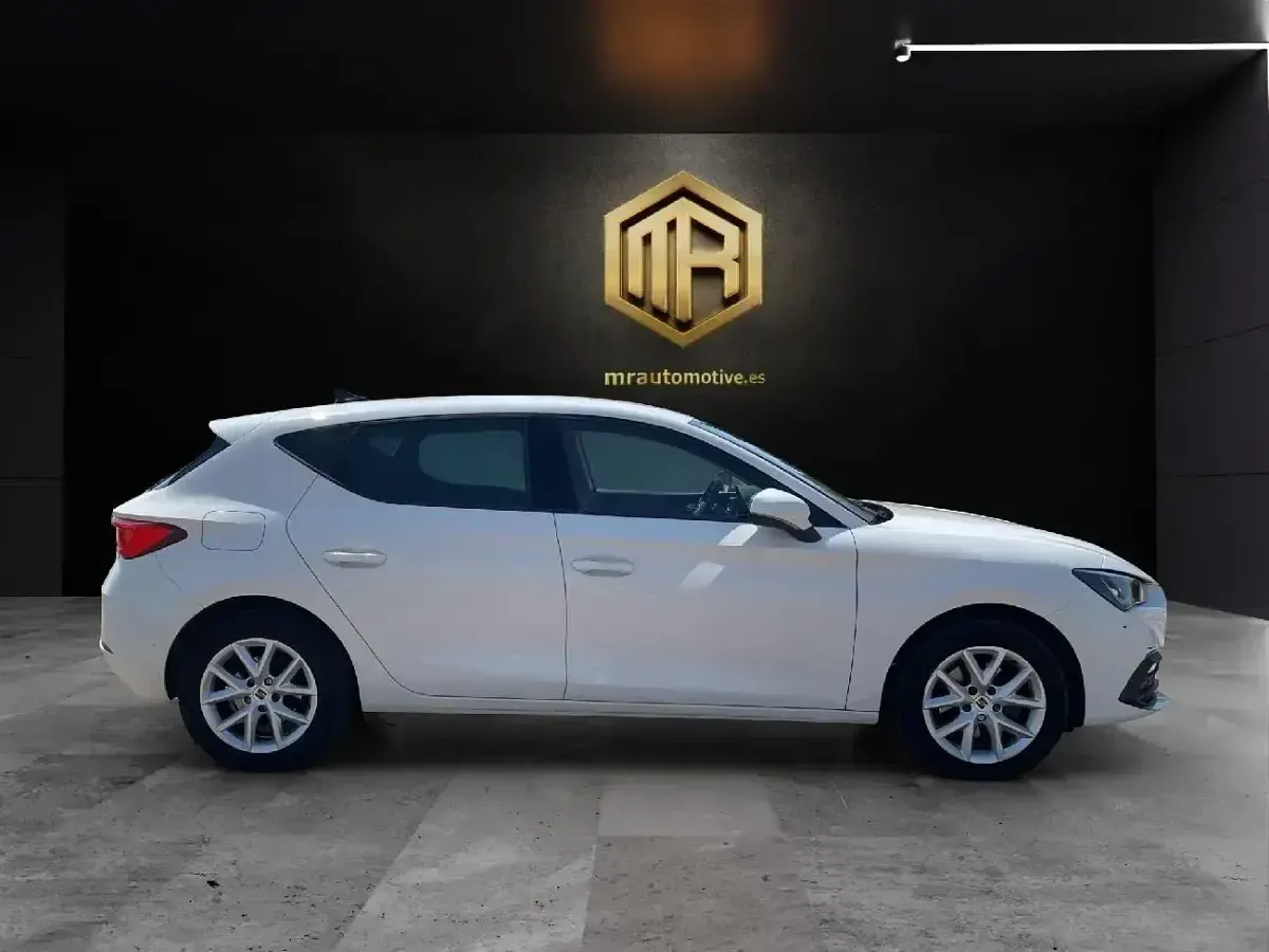 Usado Seat Leon Style 130 CV (95 kW) 2022 Blanco Berlina