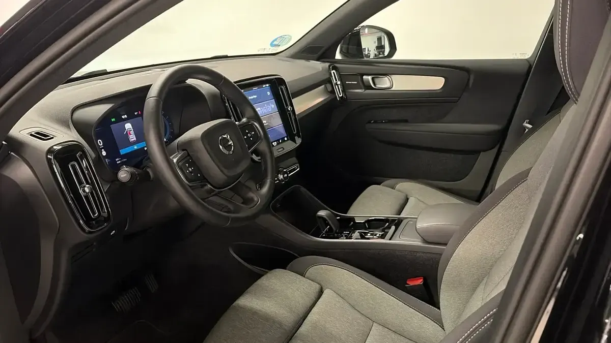 Ny Volvo XC40 Plus 163 HK (119 kW) 2026 Svart SUV