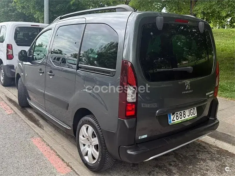 Usado Peugeot Partner Tepee Outdoor 92 CV (67 kW) 2015 Gris / plata Monovolumen