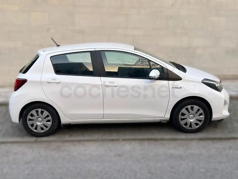 Usado Toyota Yaris Hybrid Active 100 CV (73 kW) 2014 Blanco Berlina
