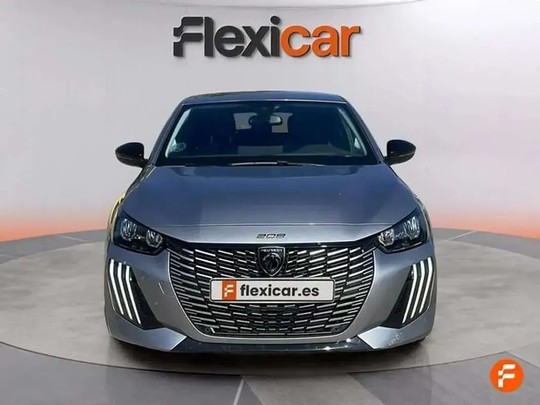 Usado Peugeot 208 Allure 102 CV (75 kW) 2024 Gris Utilitario