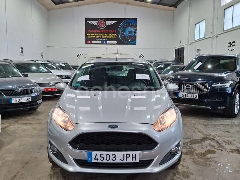 Gris / plata Usado 2016 Ford Fiesta Trend Berlina | 8499 € (Precio justo) - Imagen 1/4