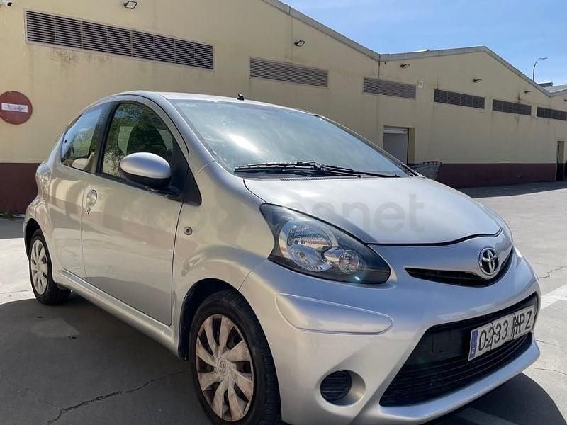 Usado Toyota Aygo Live 68 CV (50 kW) 2013 Gris / plata Utilitario
