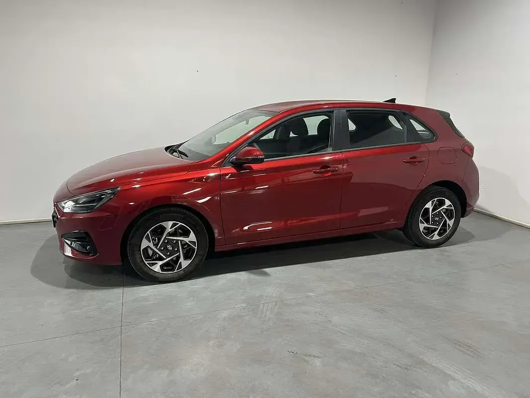 Nuevo Hyundai i30 101 CV (74 kW) 2025 Rojo Familiar