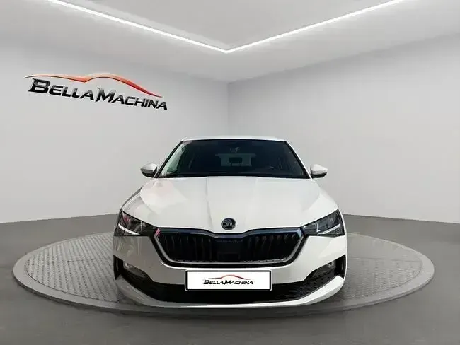 Usado Skoda Scala 115 CV (84 kW) 2021 Blanco Utilitario