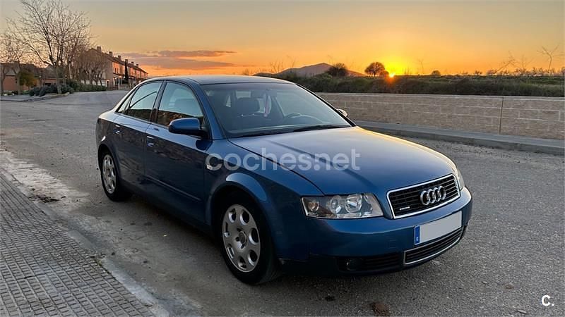 Usado Audi A4 180 CV (132 kW) 2001 Azul Berlina
