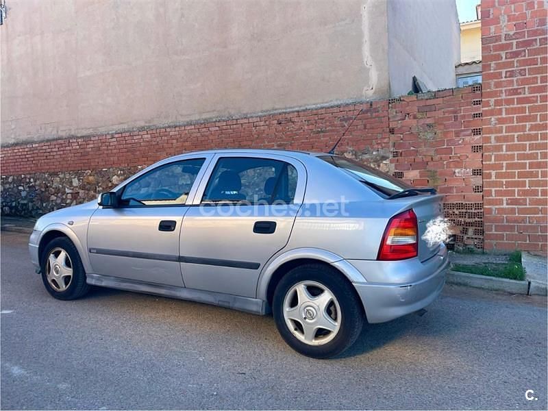 Usado Opel Astra Elegance 100 CV (73 kW) 1998 Gris / plata Berlina