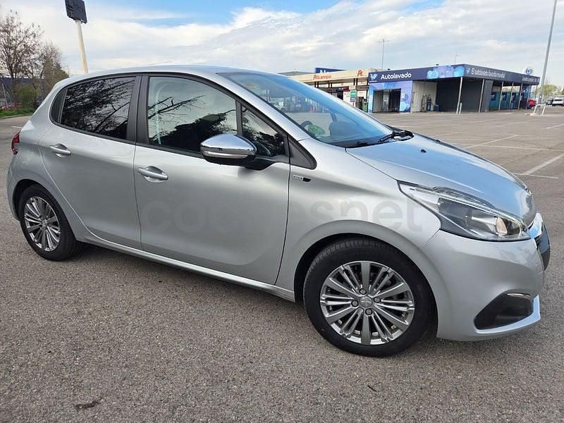 Usado Peugeot 208 Active 100 CV (73 kW) 2015 Gris / plata Utilitario