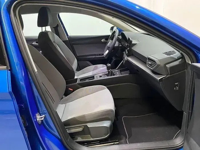 Usado Seat Leon Style 110 CV (80 kW) 2024 Azul Berlina