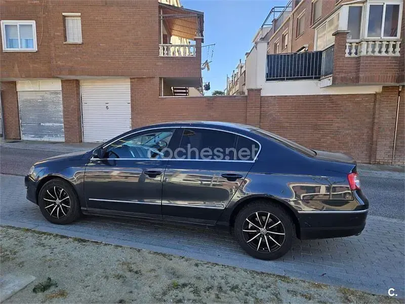 Usado VW Passat Highline 140 CV (102 kW) 2007 Negro Berlina
