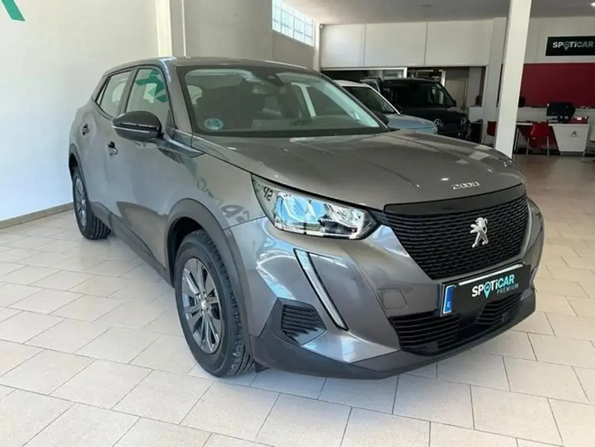 Usado Peugeot 2008 Active 110 CV (80 kW) 2022 Gris SUV