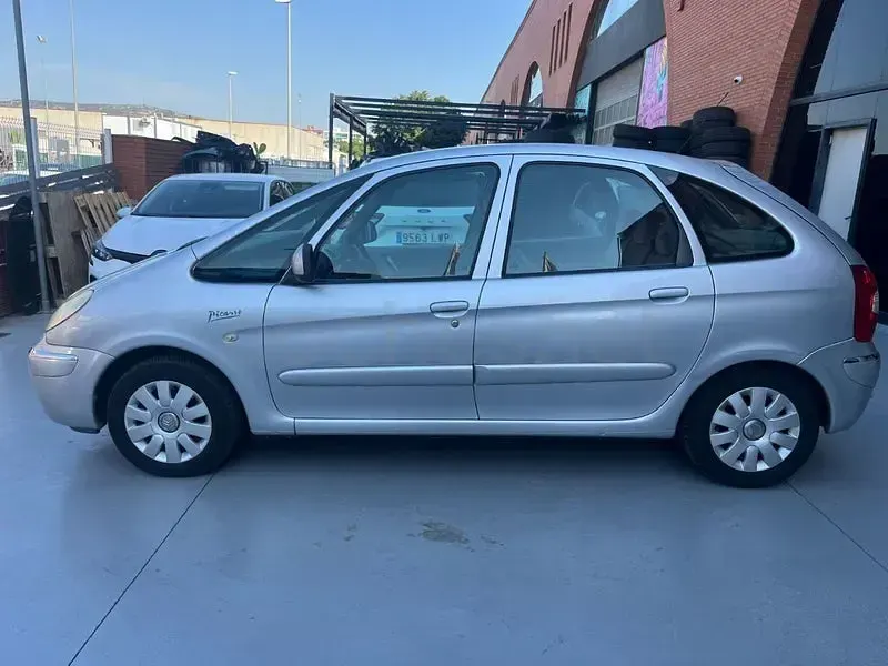 Usado Citroën Xsara Picasso Exclusive 92 CV (67 kW) 2010 Gris / plata Monovolumen