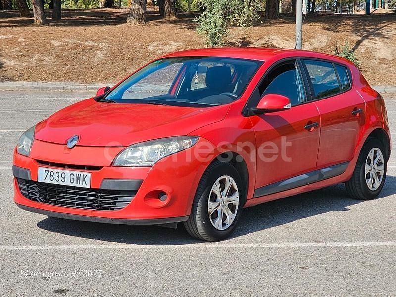 Rojo Usado 2010 Renault Mégane III Authentique Berlina | 3900 € (Precio justo) - Imagen 1/4