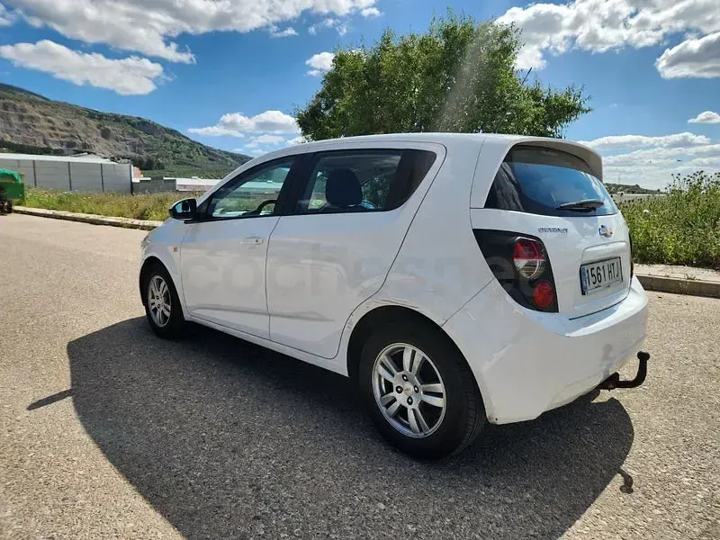 Usado Chevrolet Aveo LT 86 CV (63 kW) 2013 Blanco Berlina