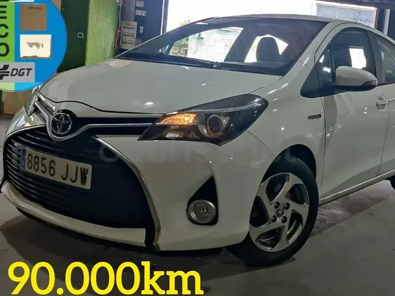 Usado Toyota Yaris Hybrid Active 100 CV (73 kW) 2016 Blanco Berlina