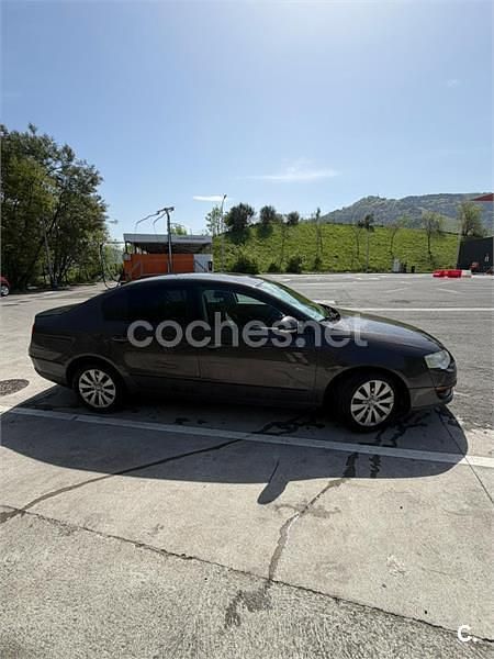 Usado VW Passat Advance 140 CV (102 kW) 2010 Gris / plata Berlina