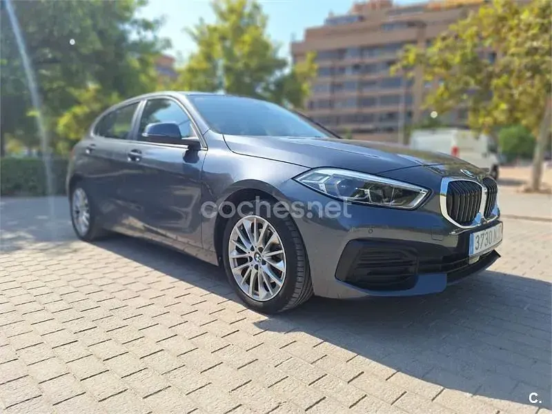 Usado BMW 118 Comfort Edition 140 CV (102 kW) 2021 Gris / plata Berlina